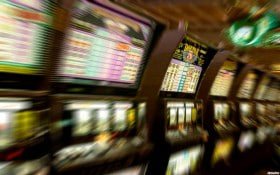 Layar aplikasi resmi dower88 menampilkan pilihan sportsbook dan casino dalam satu platform